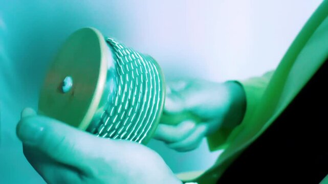 メタルカバサ　手元アップ　HD
Metal cabasa hand close-up HD