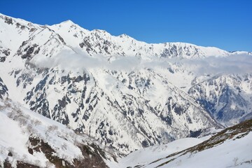 冬の八方尾根から見た白馬三山の山肌