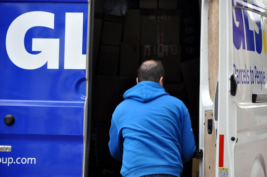 GLS Parcels to People #Paketdienstleister f&uuml;r Versand und Empfang unterwegs mit Lieferfahrzeug und Logo.