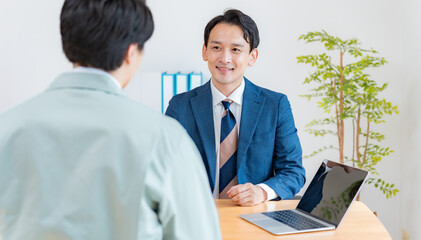 オフィスで商談をするビジネスマン