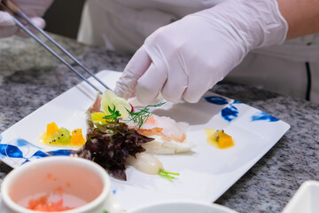 フランス料理を盛り付ける　コック