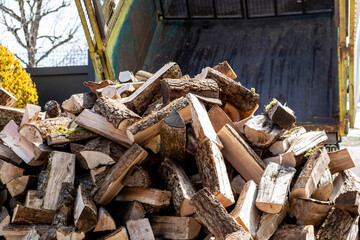 Coupe découpe de bois de chauffage palette bucheron