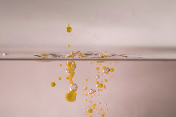 farbe tropfen wasser gelb