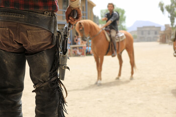 almería poblado del oeste vaquero sacando la pistolapa en un duelo con un vaquero a caballo...