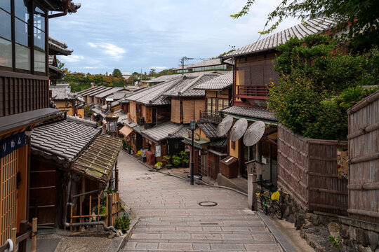 A traditional Japanese old street Ninen-zaka in the Higashiyama Historic District in East Kyoto on a sunny autumn day, Kyoto, Japan