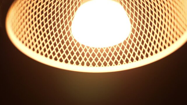 Mise au point sur lampadaire grillag&eacute;_INT_NUIT_TILT_BAS