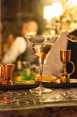 Cocktail alla moda in un bicchiere di martini