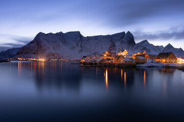 blaue Stunde auf den Lofoten im Winter