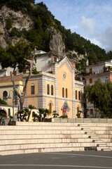 Naklejka premium PAESAGGIO URBANO DI MAIORI,COSTIERA AMALFITANA,ITALIA,2 DICEMBRE 2024.