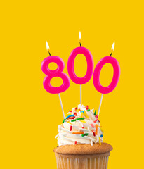 Pink candles forming the number 800 - Number of views, views or followers.