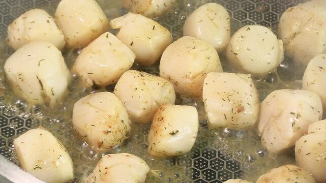 noix de Saint-Jacques en cuisson dans une po&ecirc;le