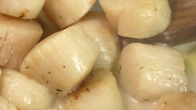 saint-jacques et bouillon, en gros plan, en cuisson dans une po&ecirc;le