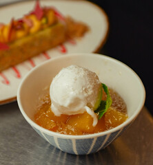 Pastel de naranja con helado en un plato