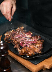Filete de ternera a la parrilla, primer plano, enfoque selectivo