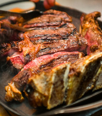Filete de ternera a la parrilla, primer plano, enfoque selectivo