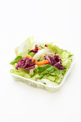 白背景に惣菜のサラダ