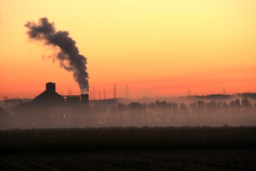 Usine qui rejette de la pollution atmosphérique