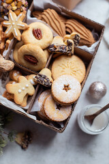 Fototapeta premium cookies de Noël fait maison, boite cookie et chocolats, cadeau pâtisseries, mendiant chocolat sablés