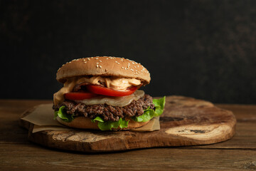 smashed hamburger cheeseburger steak tomate salade fromage