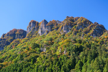 群馬県 紅葉に染まり始める秋の妙義山