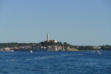 Stadt Rovinj vom Meer gesehen