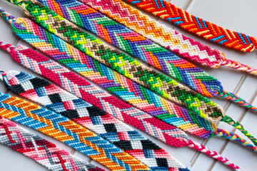 Bracelets brésiliens colorés réalisés à la main - tissage artisanal
