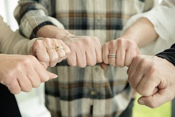 Einigkeit und Stärke: Familienfäuste nebeneinander als Symbol für Zusammenhalt und Loyalität