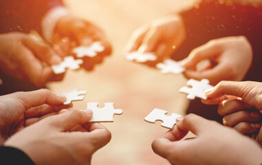 Jigsaw puzzles and the integration of groups of people to work as a good team