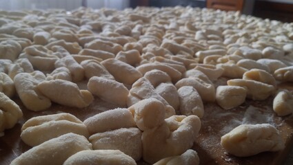 Gnocchi di farina su un tavolo di cucina