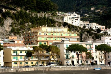 Obraz premium PAESAGGIO URBANO DI MAIORI,COSTIERA AMALFITANA,ITALIA,2 DICEMBRE 2024.
