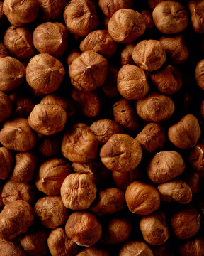 Background of unpeeled hazelnut kernels