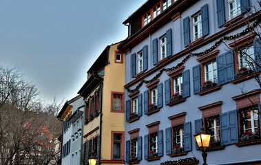 Weihnachtlich geschmückte Altbauten am Augustinerplatz in Freiburg
