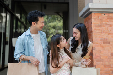 Obraz premium Joyful Family Shopping Experience with Parents and Children Enjoying a Day Out Together in a Modern Urban Setting
