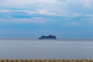 Gros paquebot de croisière au fil de l'eau