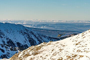 Góry Tatry zimą i widoczny latający helikopter © Franciszek