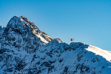 Góry Tatry zimą i widoczny latający helikopter © Franciszek