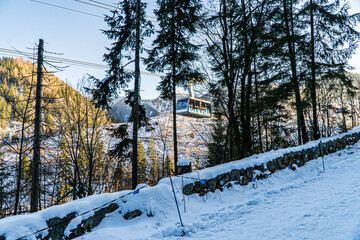 Wagonik kolejki linowej w górach. Kasprowy Wierch w Tatrach zimą. © Franciszek