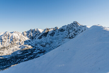 Góry zimą, Tatry w Polsce zasypane śniegiem podczas pięknej bezchmurnej pogody. © Franciszek