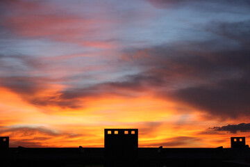 Atardecer con nubes dramáticas y rayos de luz
