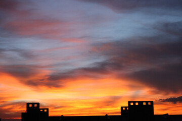 Atardecer con nubes dramáticas y rayos de luz