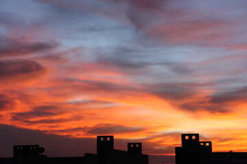 Atardecer con nubes dramáticas y rayos de luz
