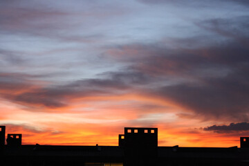 Atardecer con nubes dramáticas y rayos de luz