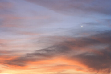 Atardecer con nubes dramáticas y rayos de luz