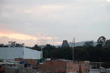 Atardecer dramático sobre Bogotá con nubes densas y paisaje urbano