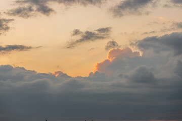 Atardecer dramático sobre Bogotá con nubes densas y paisaje urbano