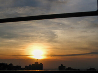 Horizonte sereno al caer el sol