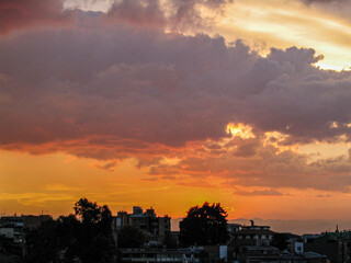Horizonte sereno al caer el sol