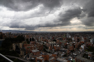 Atardecer dramático sobre Bogotá con nubes densas y paisaje urbano