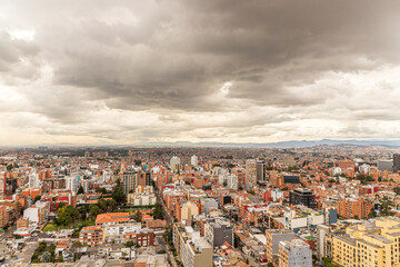 Atardecer dramático sobre Bogotá con nubes densas y paisaje urbano