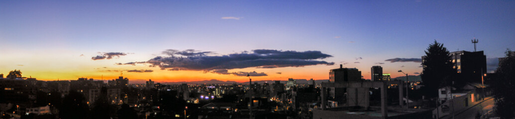 Horizonte sereno al caer el sol